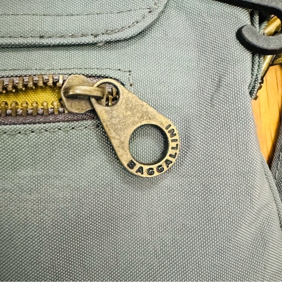 Baggallini Gray Shoulder Bag with Adjustable Strap and Circular Clasp - Picture 6 of 7